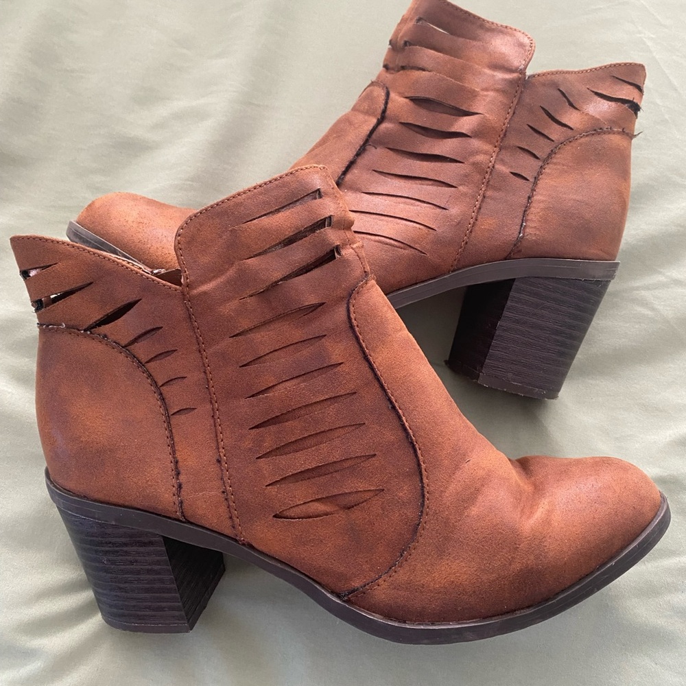 Ankle Boots With Cutout Design Size 8.5